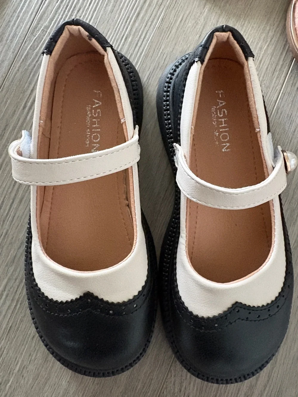 Black and white Velcro Mary Jane w/ pearl accent NEW size 1.5/2 Girls